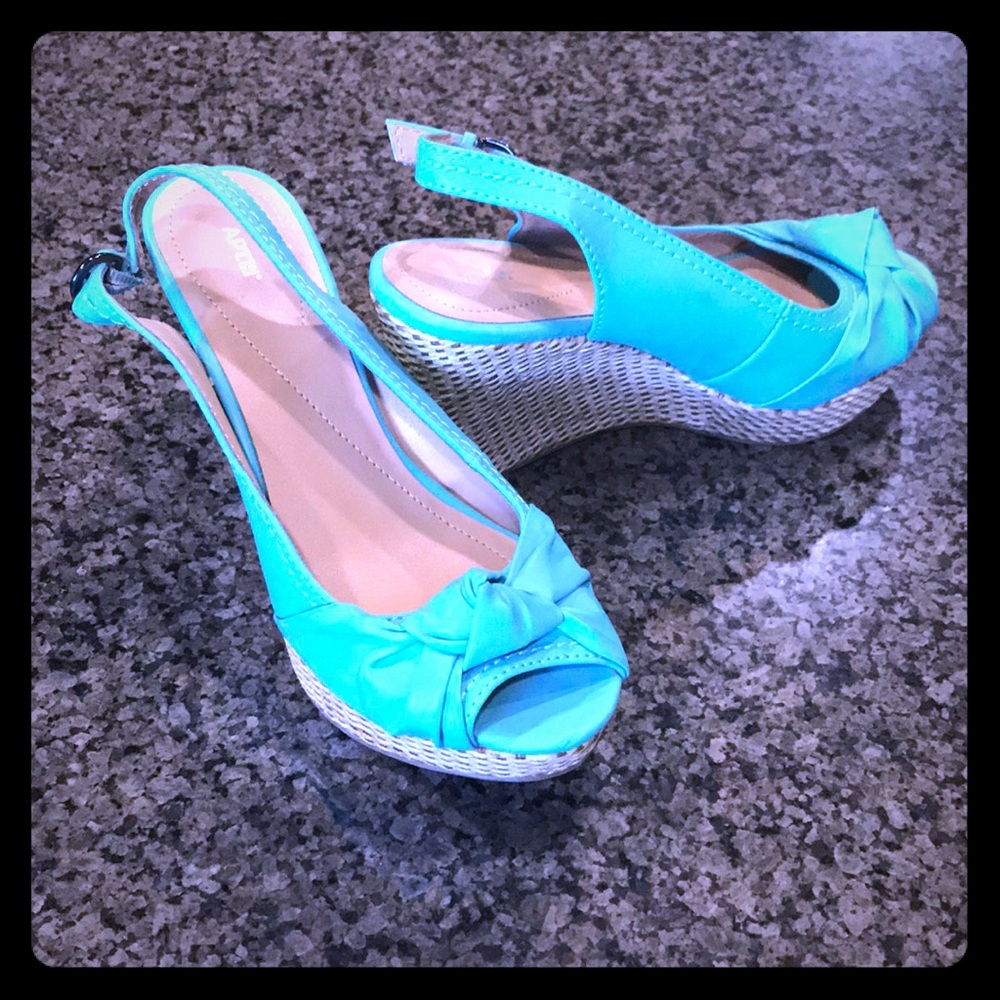 Aqua wedges